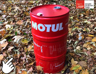 Пустая бочка Motul, для моторного масла на 60 литров. Это стул, который можно купить в интернет-магазине ПРО-Ламп.